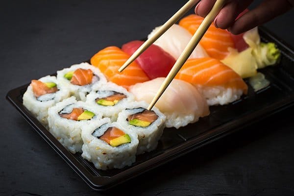 Foligno, 21 enne mangia sushi da asporto e inizia a star male, è gravissima, ora ricoverata in rianimazione