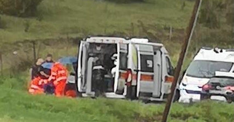 Salerno, tragedia all’uscita di scuola, donne perde il controllo dell’auto che finisce fuori strada, muore il figlio di 4 anni, gravissime lei e la figlia piccolissima