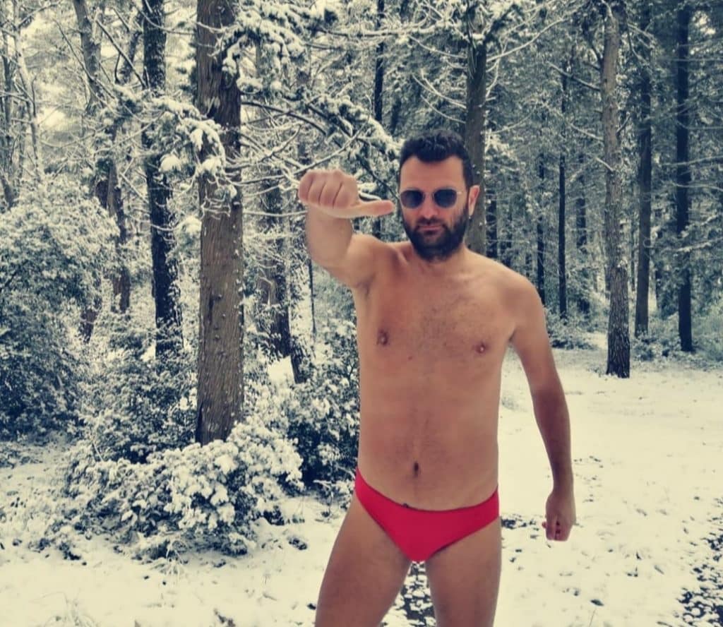 Giampaolo Partipilo, 28enne barese sfida il gelo, si fa fotografare in costume da bagno nella foresta di Mercadante, secondo lui il freddo è solo una condizione mentale