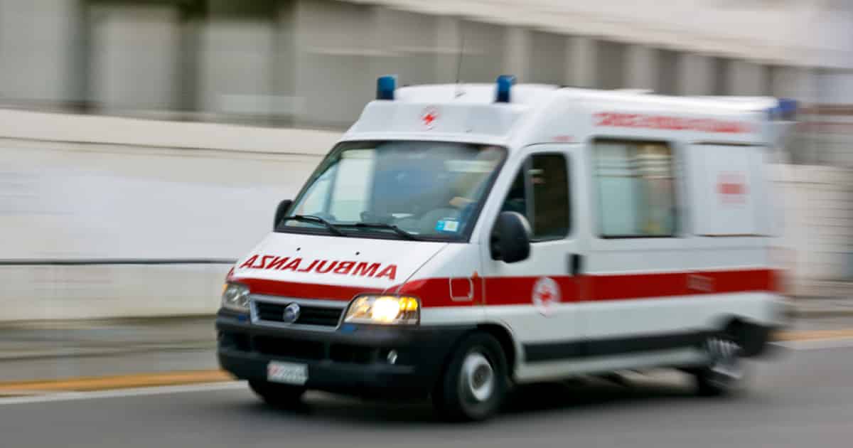 Bari, grave incidente sulla statale 100 nei pressi di Mungivacca, scontro auto-camion, auto si ribalta, ferito in codice rosso