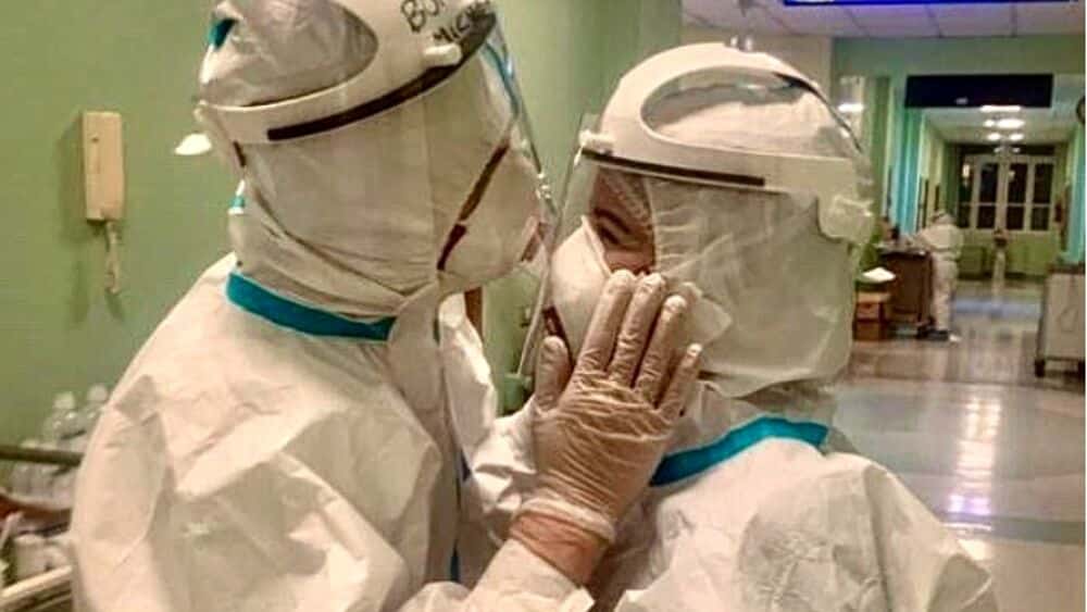 Bari, il racconto della storia d’amore nata in corsia tra Michele e Antonella due infermieri del reparto Covid del Policlinico