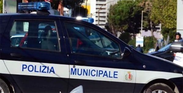 Bari in via Quintino Sella ragazza senza mascherina picchia vigilessa perché voleva multarla