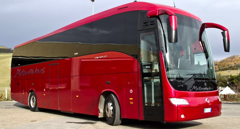 Puglia, folle assalto a un bus di un gruppo di ragazzini, fitta sassaiola contro il mezzo pubblico, salvi per miracolo i passeggeri