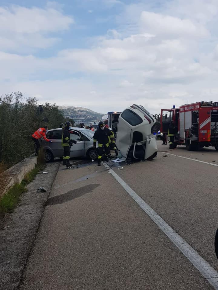Manfredonia, terribile frontale tra due auto sulla strada Statale 89, muore un uomo, ferita una ragazza