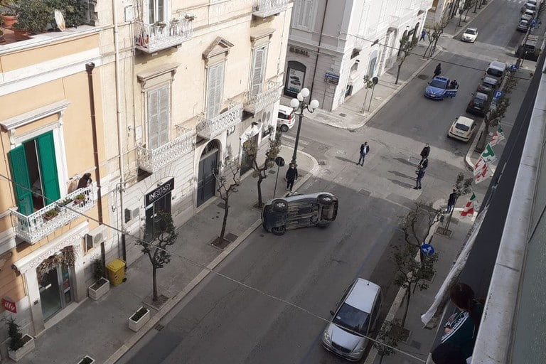 Bari mistero al Libertà, auto si ribalta,  conducente sparito nel nulla