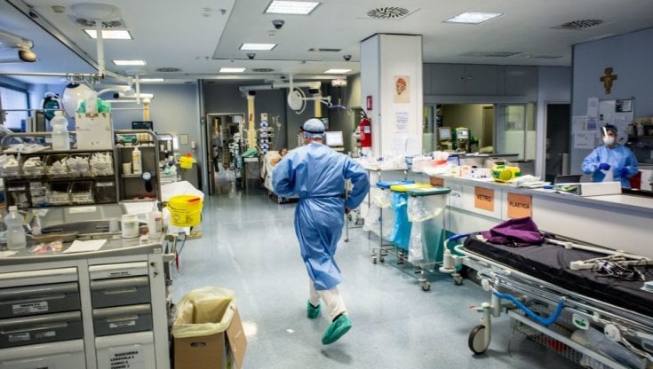 Puglia, dal 24 maggio inizia negli ospedali la riconversione dei posti dedicati a Covid a posti letto per patologie diverse