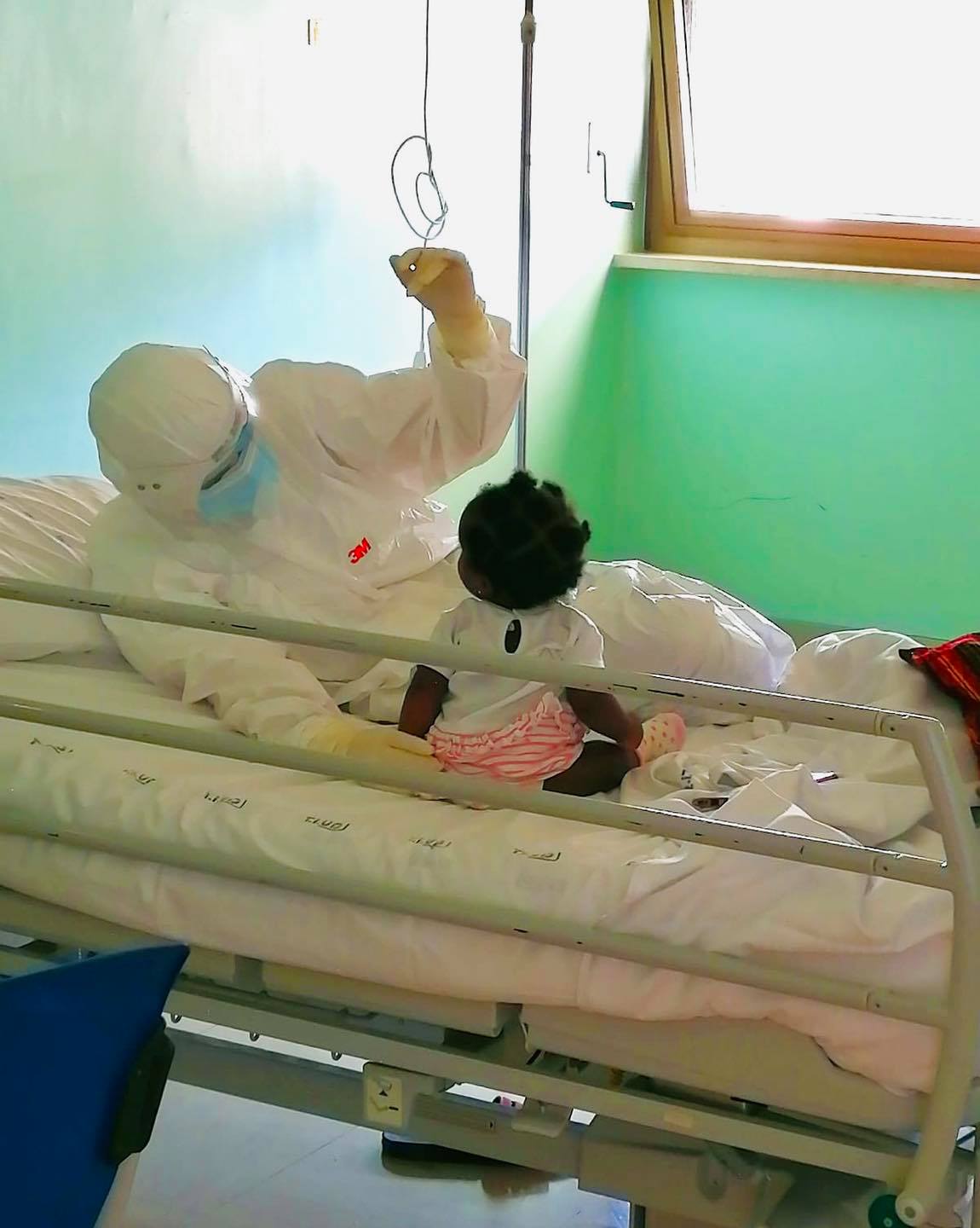 Puglia, la foto bellissima di un’infermiera che coccola una bimba di 5 mesi, la mamma positiva è stata appena ricoverata
