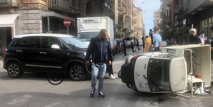 Bari, violento scontro tra Apecar Amiu e una Fiat 500 a un incrocio di via Manzoni, l’Apecar si è ribaltato