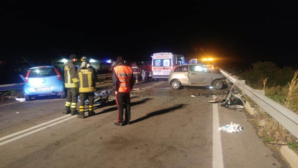 Puglia, incidente mortale, violento scontro tra due auto, muore un uomo