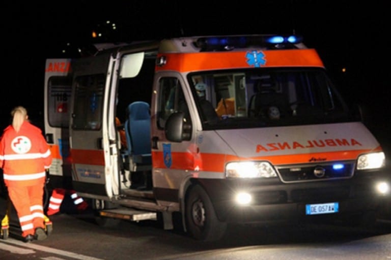 Puglia, grave incidente alle prime luci dell’alba, scontro tra un fiorino e un camion, c’è una vittima