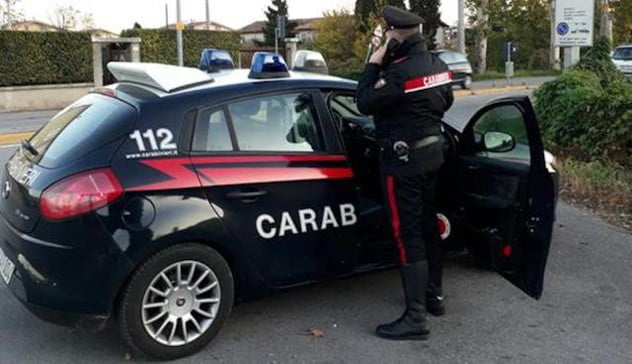 Mentre fa jogging vede un’auto parcheggiata in campagna e scopre che al suo interno c’è il cadavere di un uomo