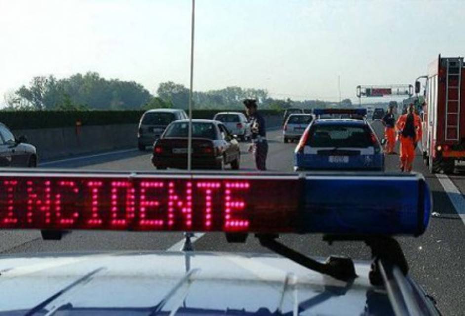 Bari, scontro in tangenziale sulla corsia di sorpasso, due auto coinvolte, traffico bloccato