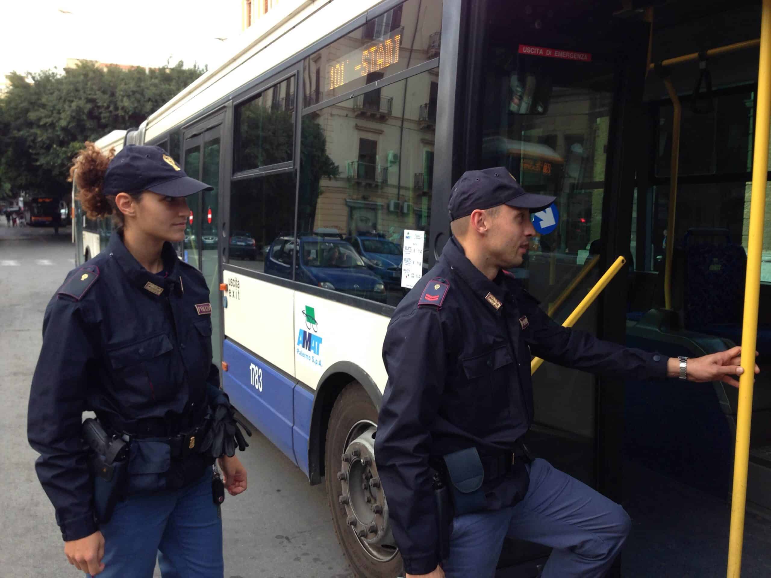 Puglia, minorenni salgono su un bus fumando, poi tirano il freno e rapinano l’autista