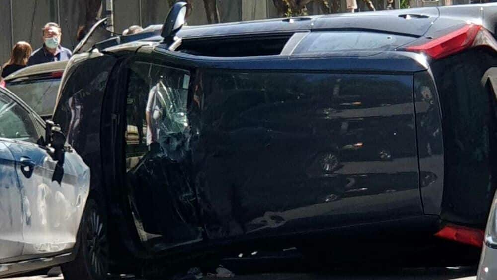 Bari, brutto incidente in Piazza Garibaldi, scontro tra due auto, uno dei mezzi si ribalta