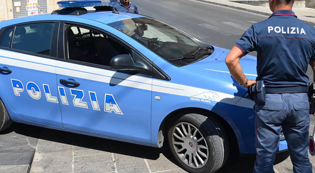 Puglia, automobilista si accorge che da un tir spunta una mano avvisa la Polizia che salva un bambino