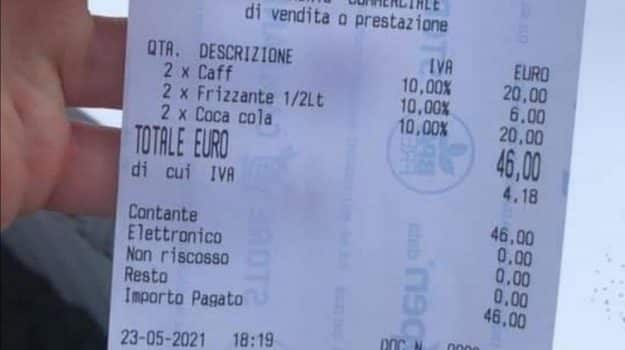 Positano, due caffè, una bottiglietta d’acqua e due coca cola 46 euro, la rivolta sui social