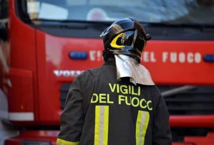 Bari, statale 16 bloccata all’altezza di San Vito per auto in fiamme, auto ferme e chilometri di coda