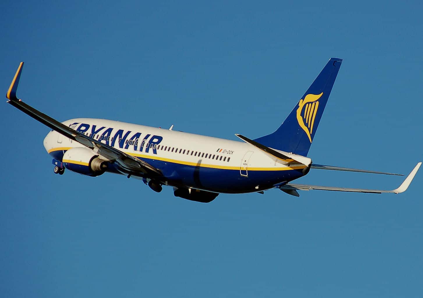 Volo Ryanair Ibiza Bergamo, una donna fuori di sé tra parolacce e minacce, in tanti provano a fermarla