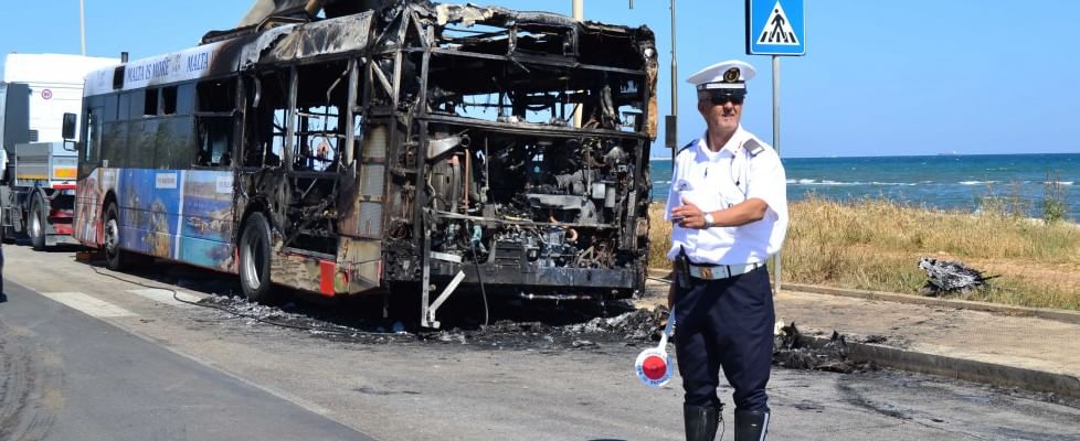 Bari, autobus sul lungomare prende fuoco, fumo nero in città