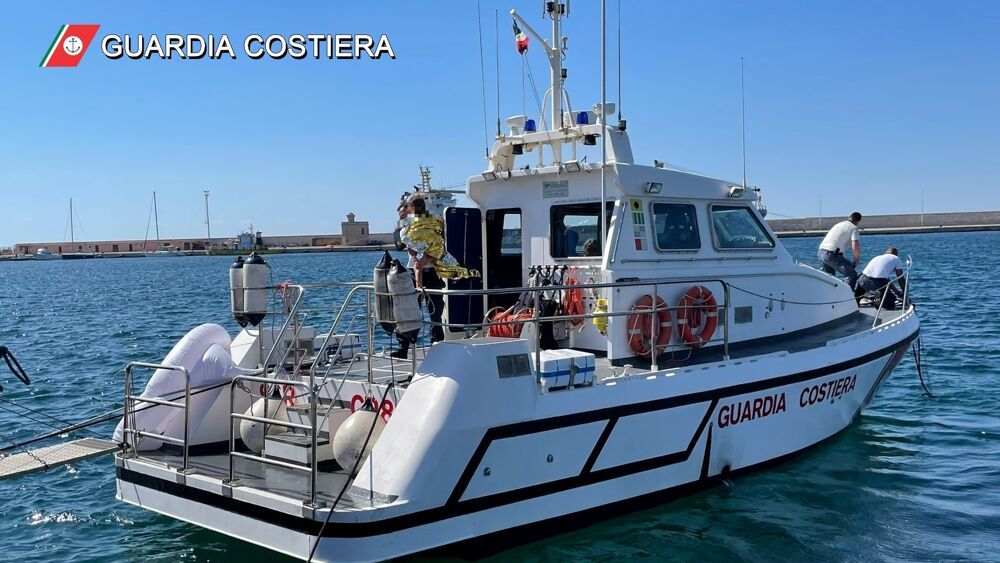 Puglia, pomeriggio di paura in spiaggia, due bambine di sei e sette anni spinte a largo dalla corrente, restano aggrappate al loro piccolo gonfiabile