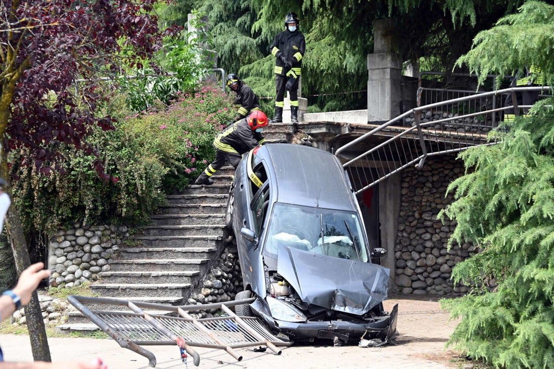 72 enne senza patente piomba con la sua auto in un parco investendo un’intera famiglia, in fin di vita bimbo di 3 anni