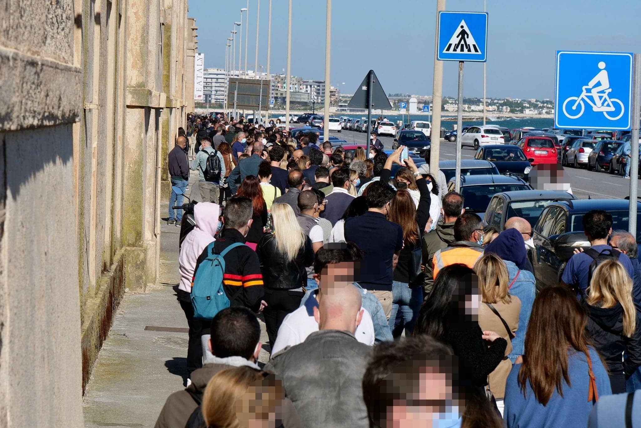 Bari, l’open day Johnson & Johnson è un grande successo, già dalla mattina lunghissime code alla Fiera del Levante