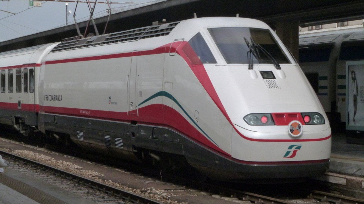 Grave incidente a Giovinazzo, ragazzo muore travolto da un treno diretto a Bari