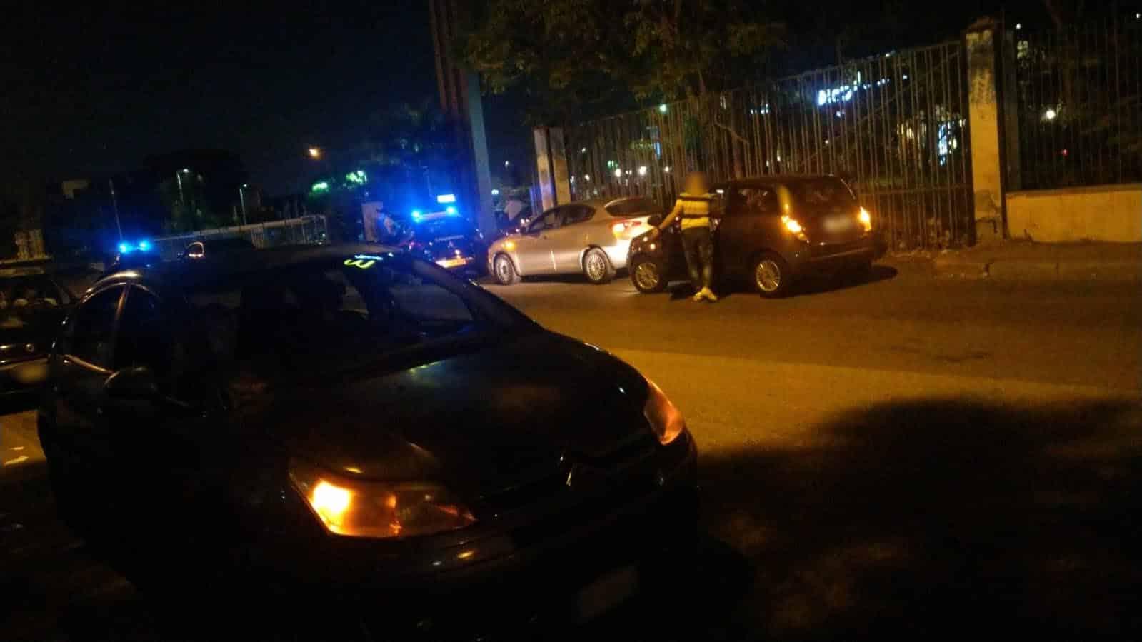 Bari, si erano appostati al buio armati per boccare le auto e rapinarle ma a bordo dell’auto che hanno fermato c’erano due poliziotti fuori servizio