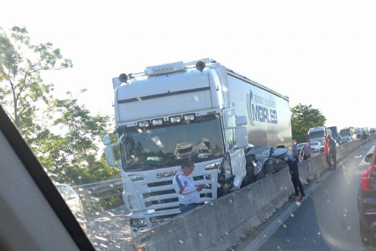 Grave incidente sulla 16 bis direzione nord, scontro tra auto e camion, auto schiacciata contro il guard rail