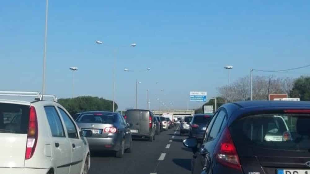 Bari, traffico in tilt in tangenziale per due incidenti, alcuni automobilisti feriti