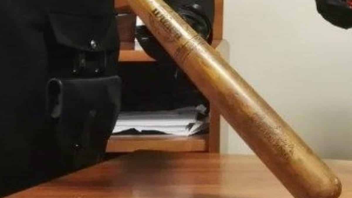 Puglia, entra come una furia nella guardia medica e la devasta con una mazza da baseball