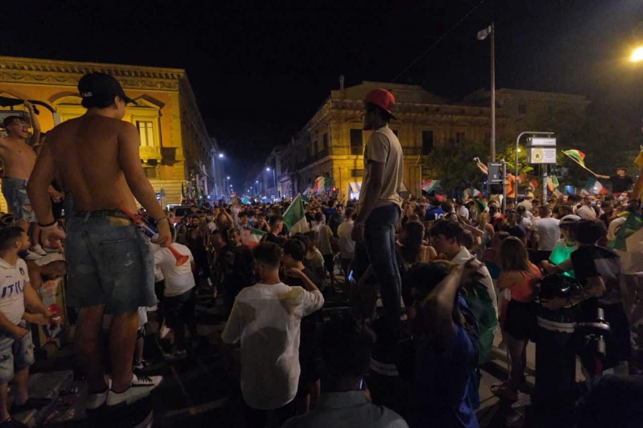 Catania, ragazzo 19 enne muore durante i festeggiamenti per l’Italia, quattro suoi coetanei feriti
