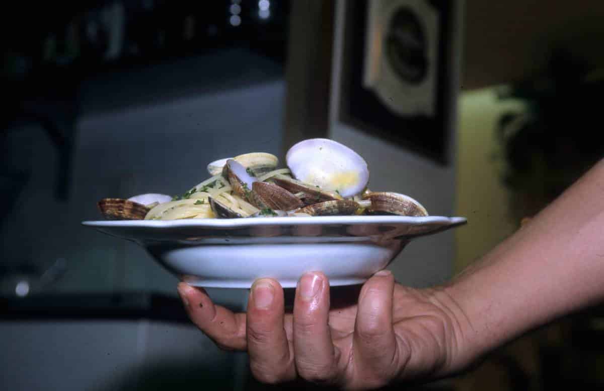 Trovano il rosmarino nella pasta e vongole e scoppia il caos al ristorante, aggredito lo chef