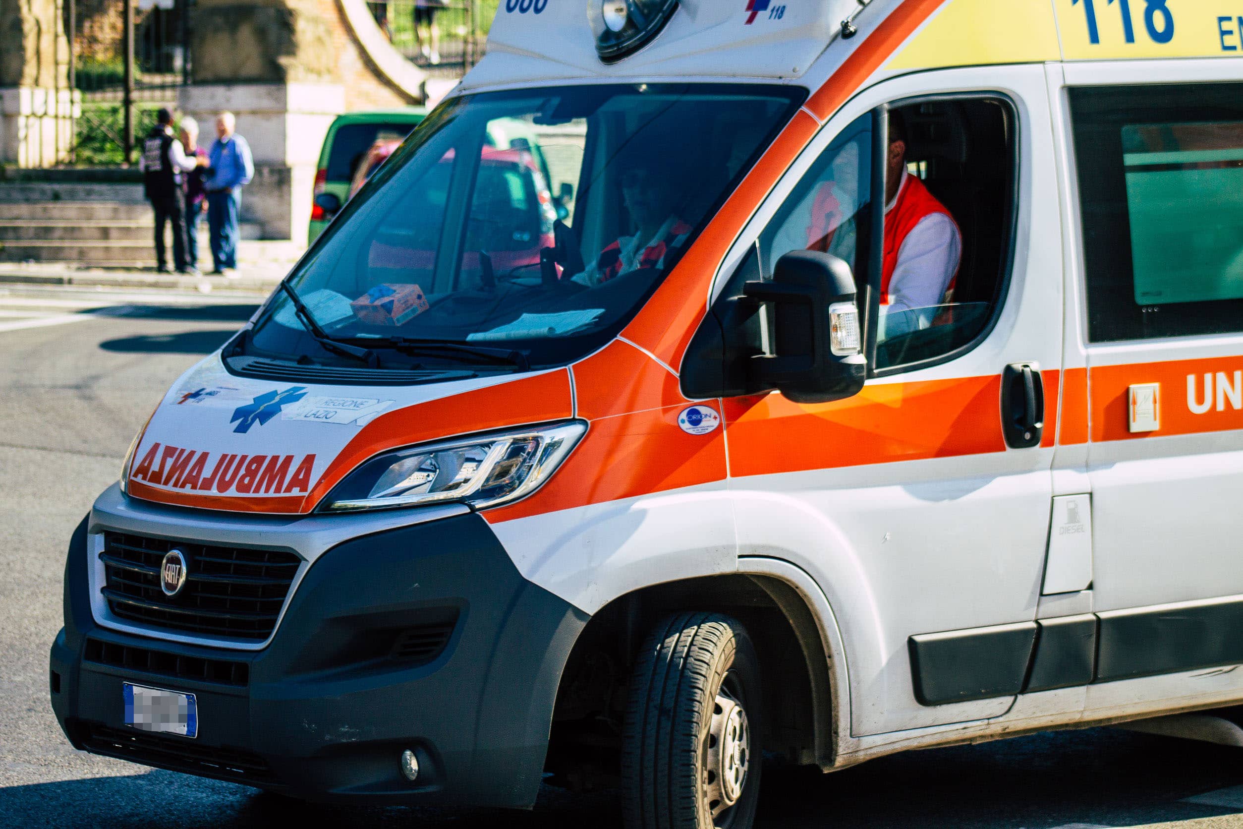 25enne in monopattino per andare al lavoro, un tir lo aggancia e lo trascina, morto sul colpo