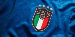 Europei 2021 Italia in semifinale. Incendiano panchina e salgono in piedi su autobus