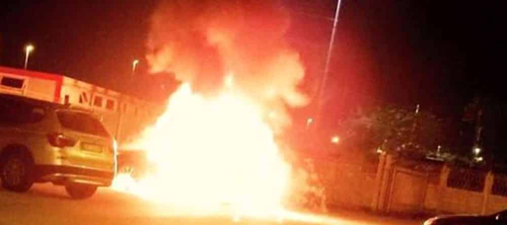 Bari, prende fuoco auto e gabbiotto per il pagamento al casello autostradale