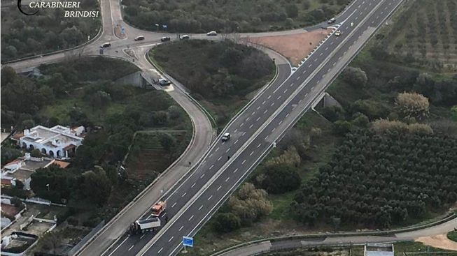 Superstrada Brindisi-Bari auto con intera famiglia a bordo si schianta contro guardrail, gravissimo bimbo di 2 anni