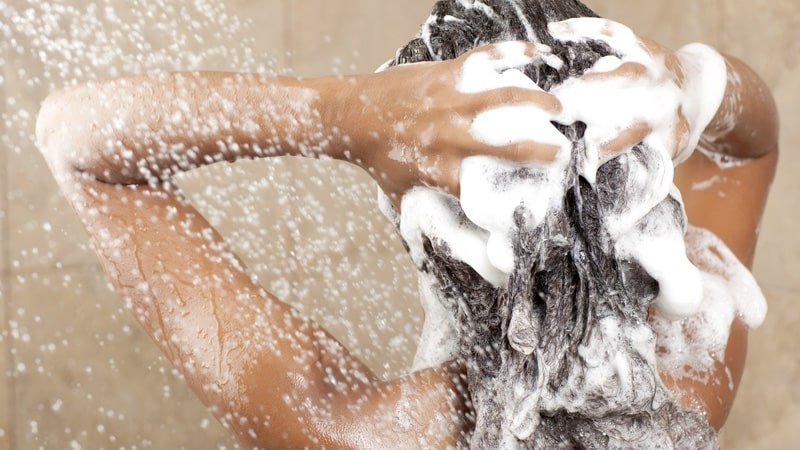 Shampoo causa caduta di capelli questa la marca