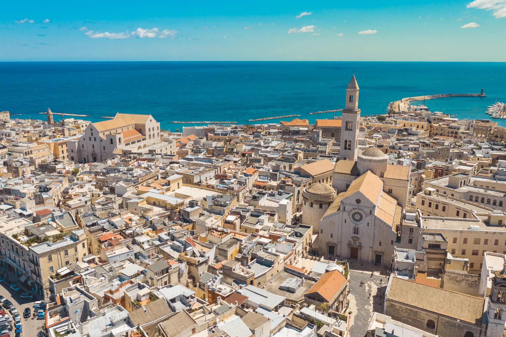 Bari, lite in pieno centro colpito alla testa con una bottiglia di vetro e diverse sediate