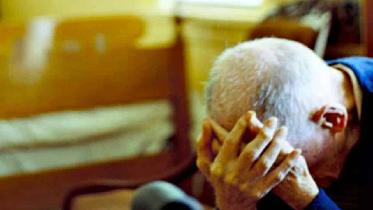 Puglia, pensionato a sua insaputa si ritrova sposato con la badante che li porta via tutto, casa, auto e 200 mila euro