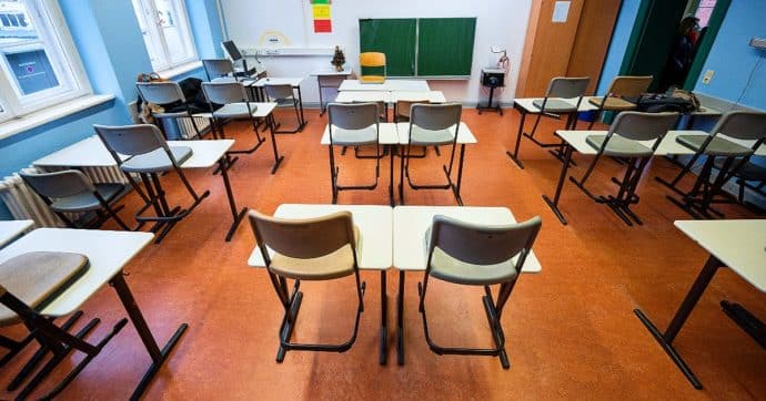 Bologna focolaio in una scuola, 300 alunni in DAD, contagio partito da una docente non vaccinata