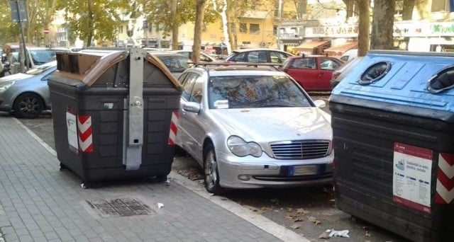 Muore sbattendo il capo contro un’auto in divieto di sosta, il proprietario del veicolo accusato di omicidio stradale