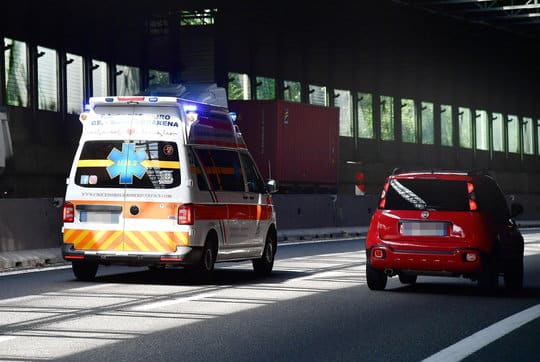 Imprenditore 50 enne non vax positivo al Covid decide di curarsi da solo, muore in casa