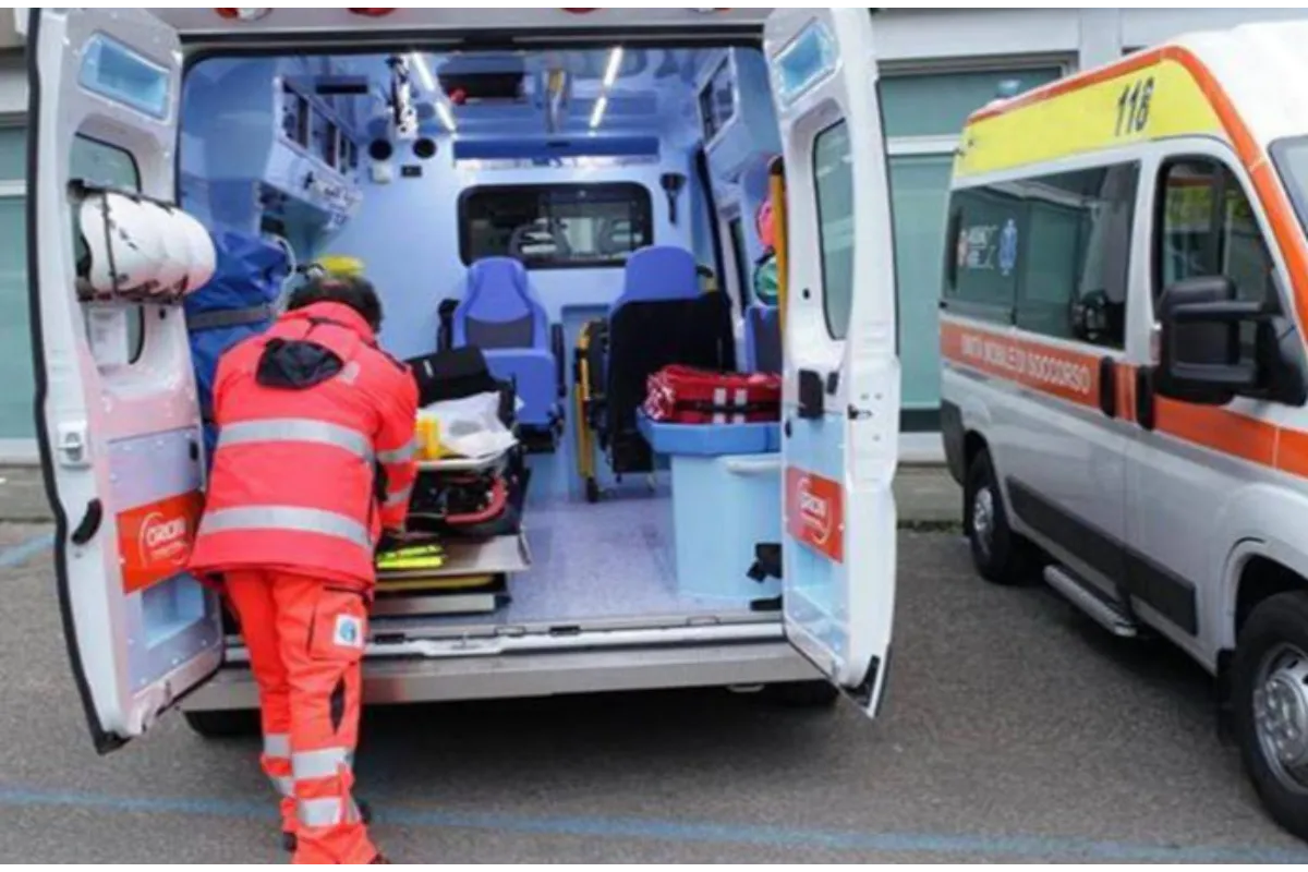 Donna muore per strada per un infarto, ha atteso per un’ora e mezza l’arrivo dell’ambulanza