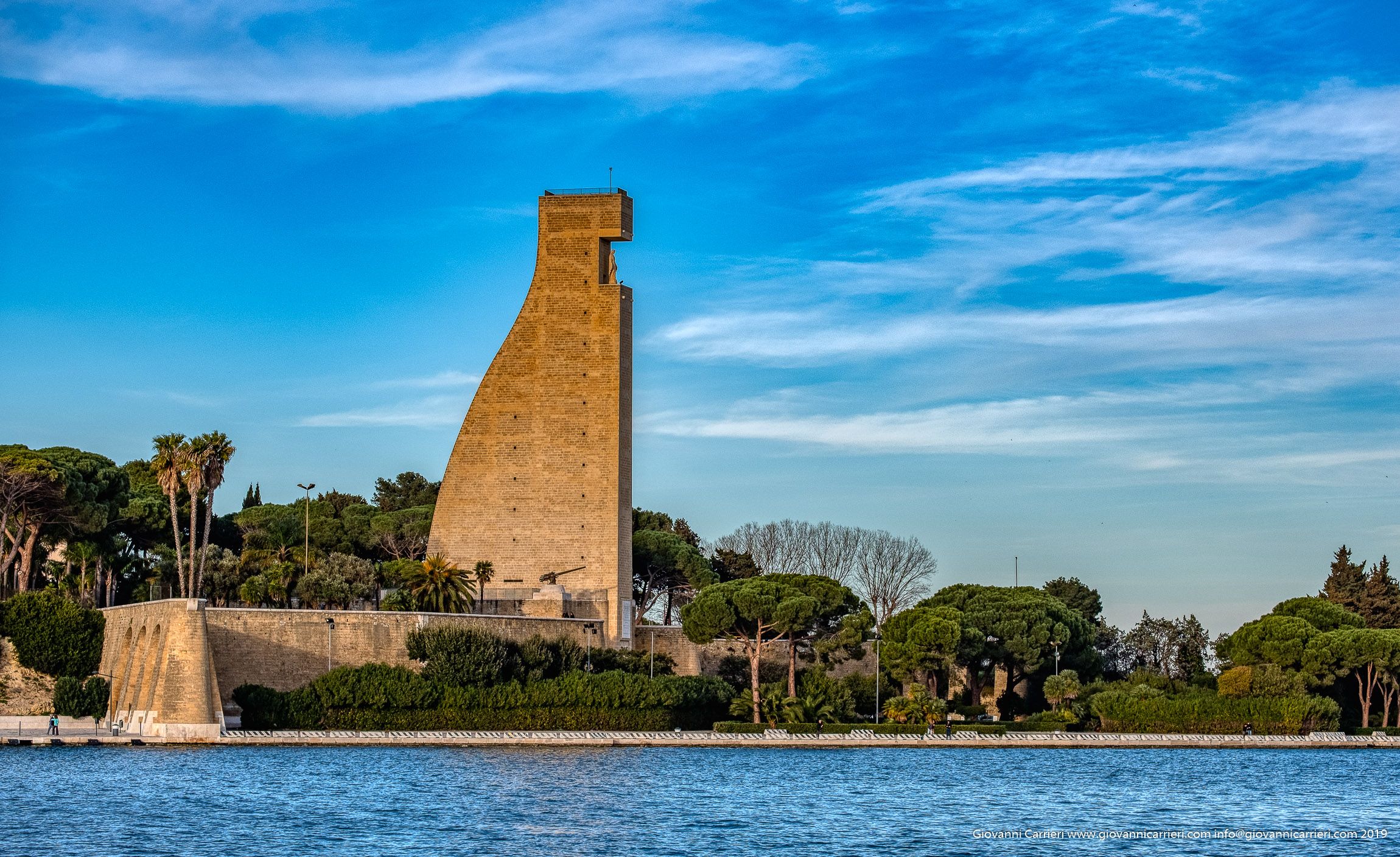 Puglia, uomo si lancia nel vuoto dalla sommità di un monumento, morto sul colpo