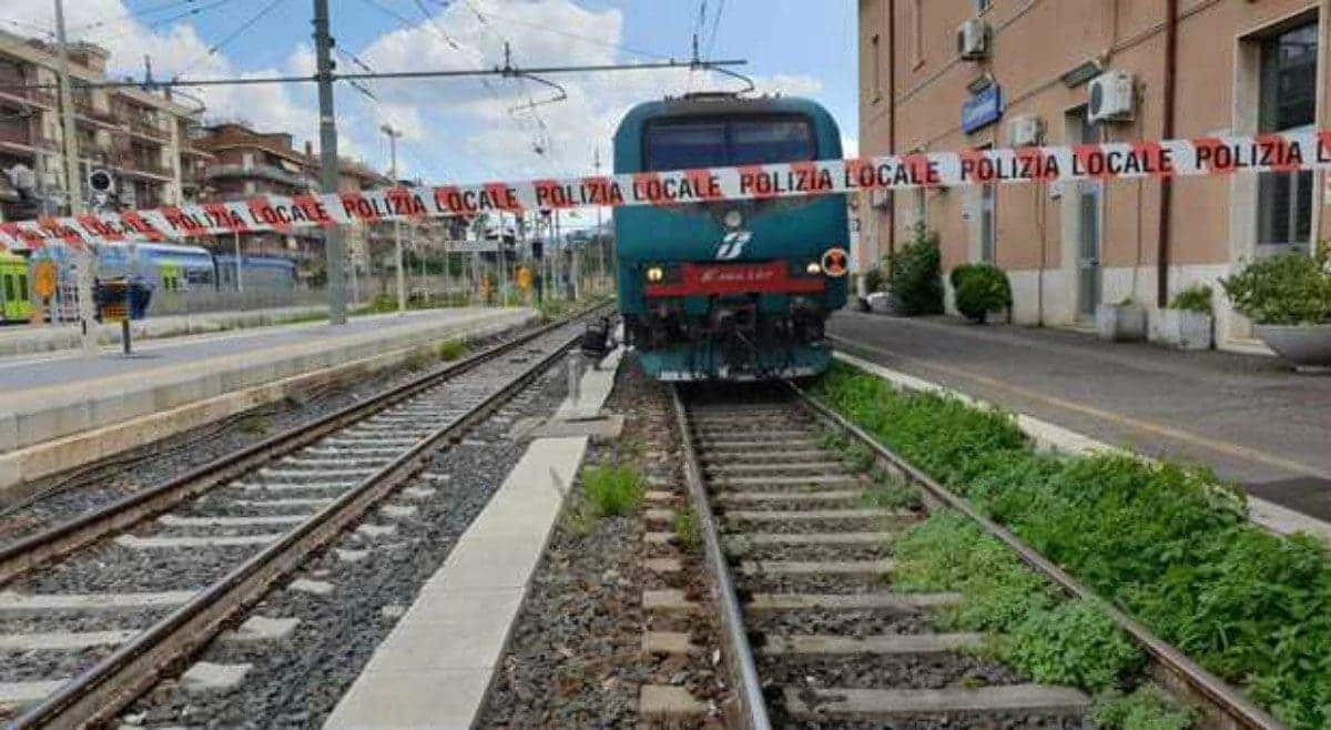 Bisceglie tragedia in stazione, treno travolge e uccide una persona, traffico ferroviario sospeso