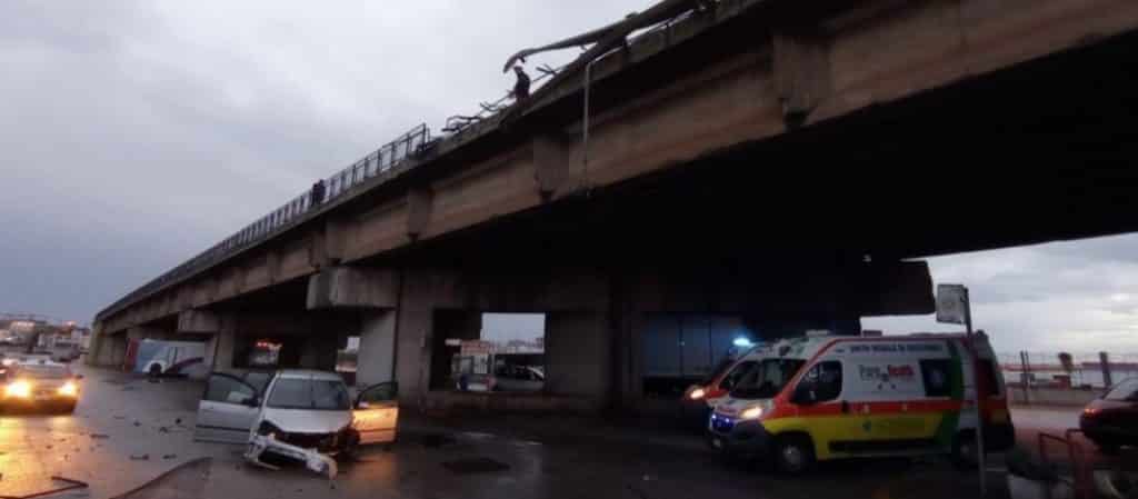 Puglia, auto vola giù da un ponte, tre i feriti, due gravissimi