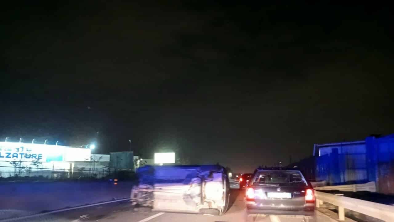 Bari, statale 96, impatto tra due auto, una fiat Panda si ribalta, ferito conducente, traffico bloccato