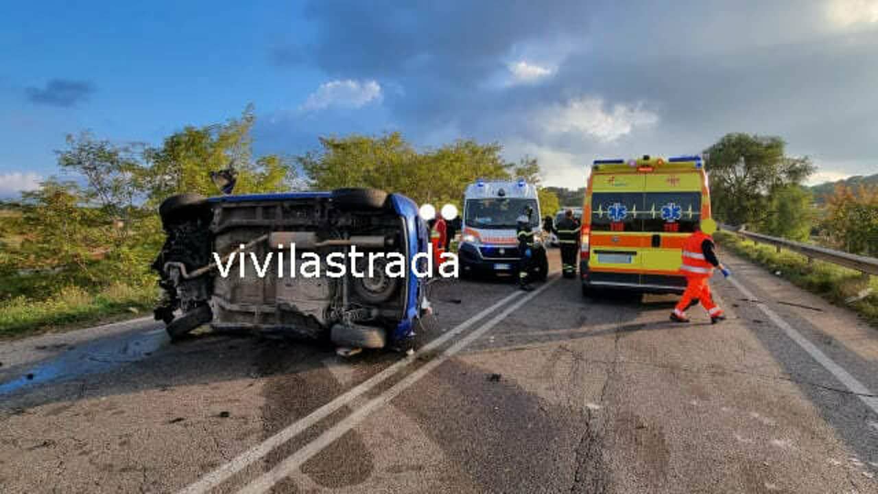 Nel barese gravissimo incidente auto sbanda e si ribalta, in codice rosso un uomo e una donna