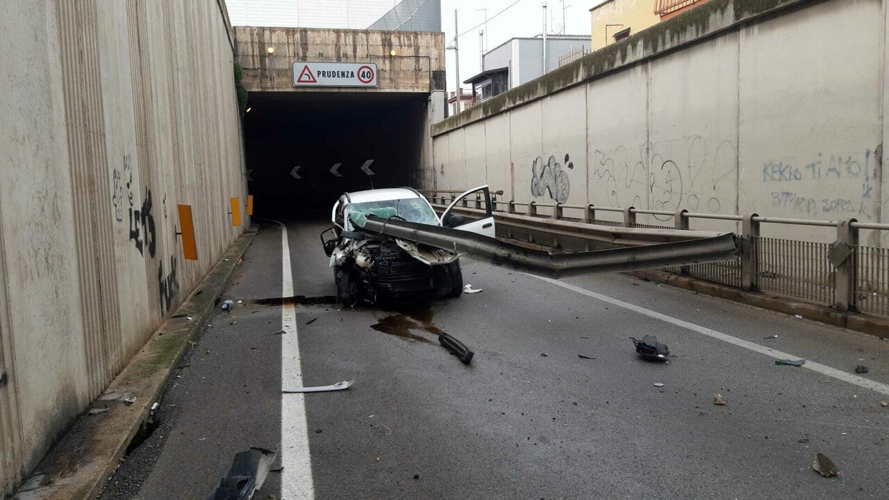 Bari, terribile incidente allo svincolo della tangenziale, auto sbatte contro il guardrail, ferito conducente